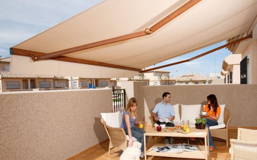 Evita los mirones y toma el sol sin miedo en tu terraza o balcón con los  mejores toldos laterales