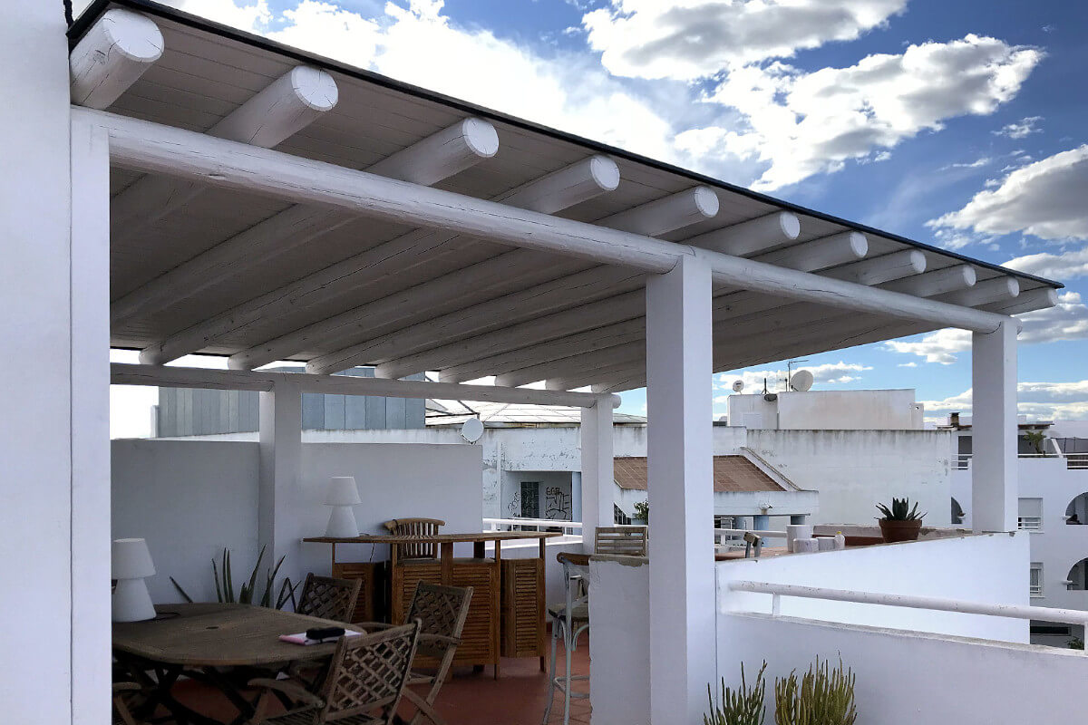 La funcionalidad de una pérgola en Madrid para áticos y terrazas