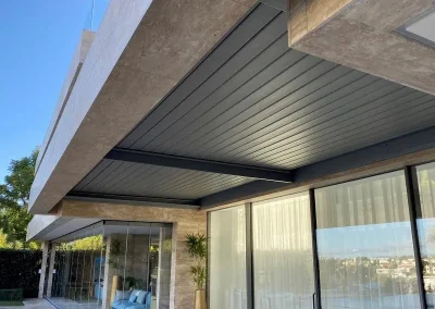 Pérgola bioclimática cerrada con cristal en Madrid