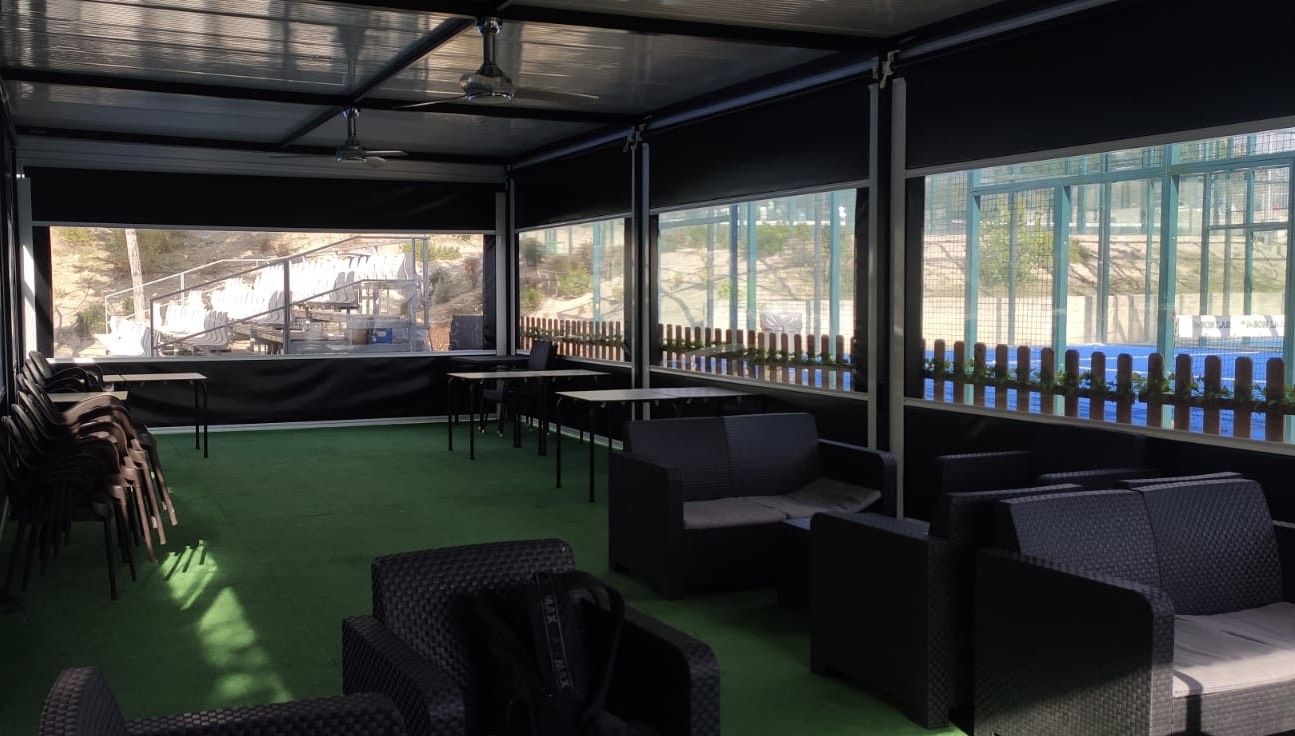 Terraza para hostelería cubierta y cerrada con cortavientos transparentes