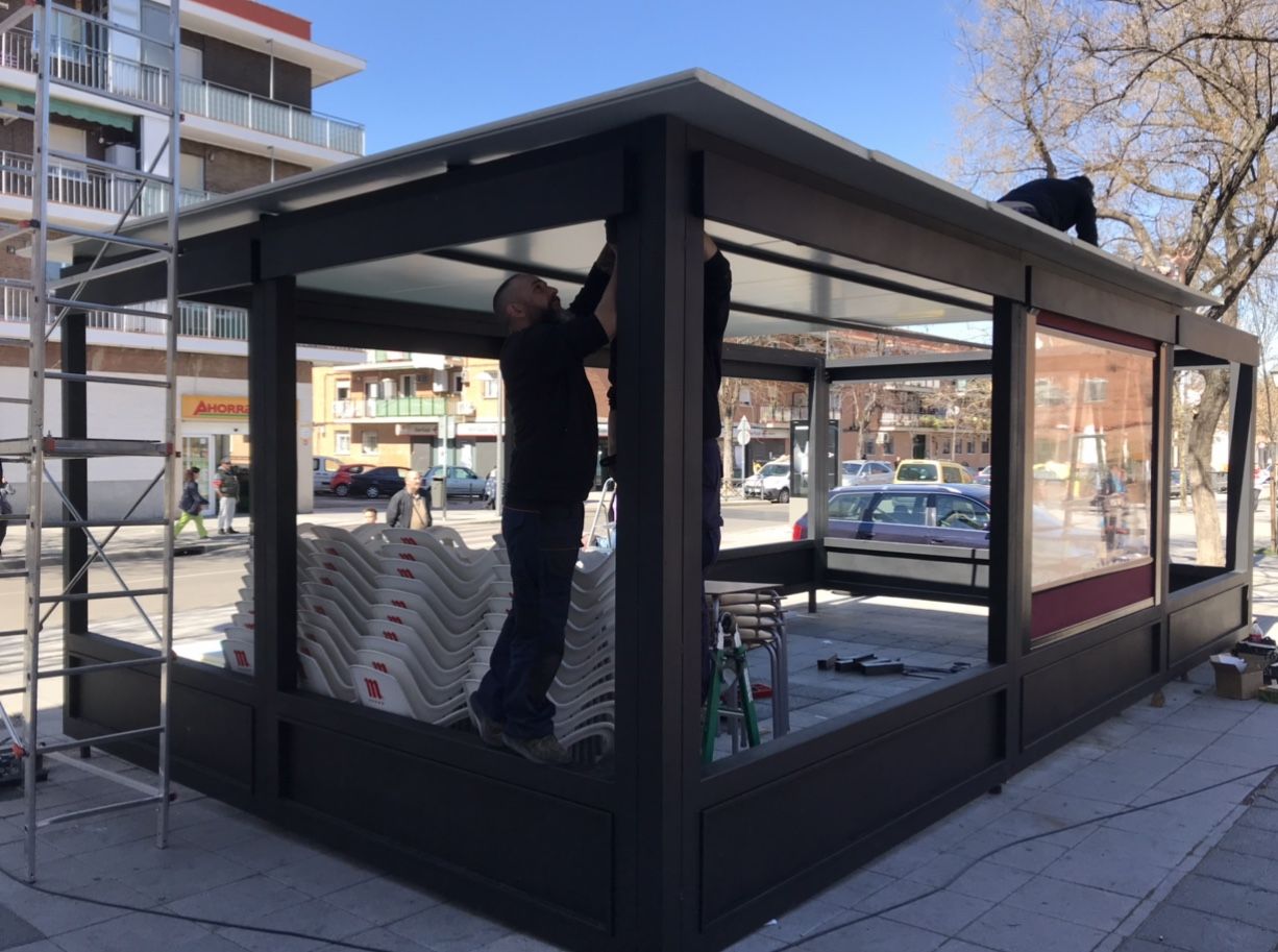 Terraza para hostelería con estructura de aluminio y cierre acristalado sobre la acera