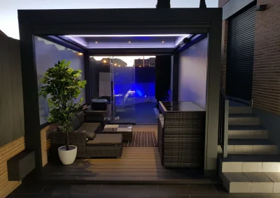 Cerramiento de pérgola bioclimática con iluminación LED