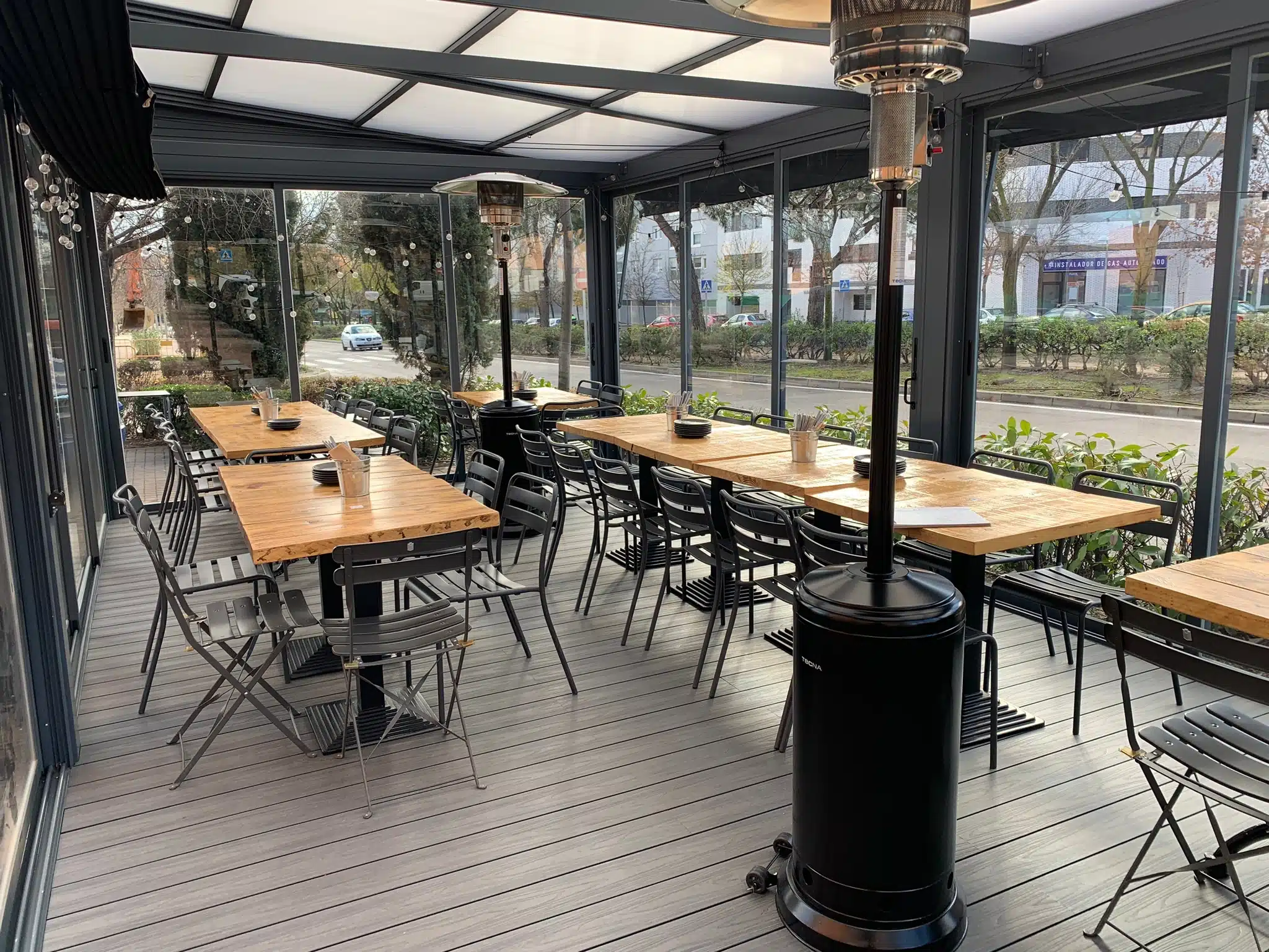 Terraza para restaurante con techo acristalado, cierre lateral y calefactor