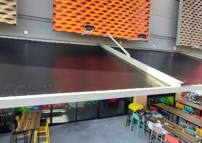 Toldo para hostelería: lona impermeable en terraza de bar Madrid
