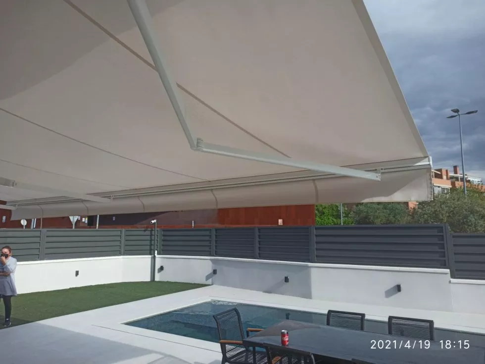 lonas para toldos resistentes al clima de Madrid