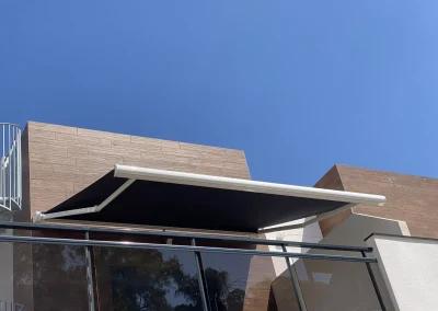 Toldo extensible en Madrid con vista al cielo