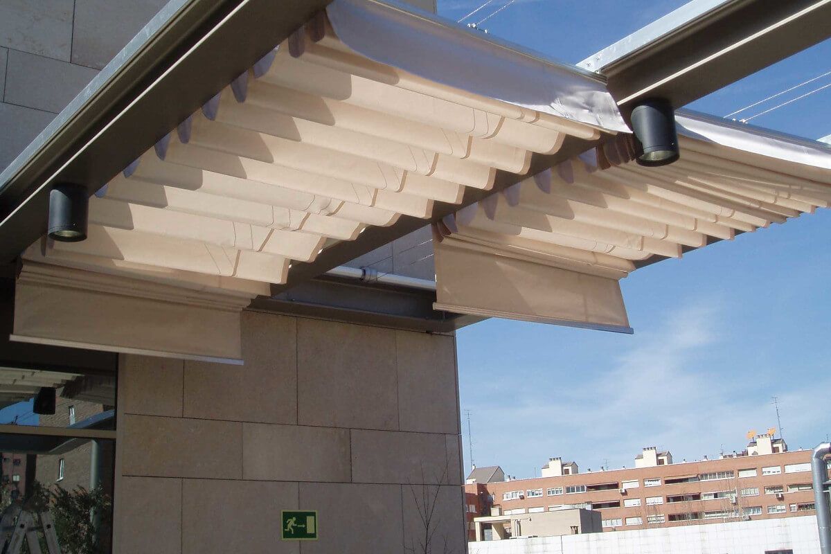 ¿Cómo es y cómo funciona una pérgola entre paredes?