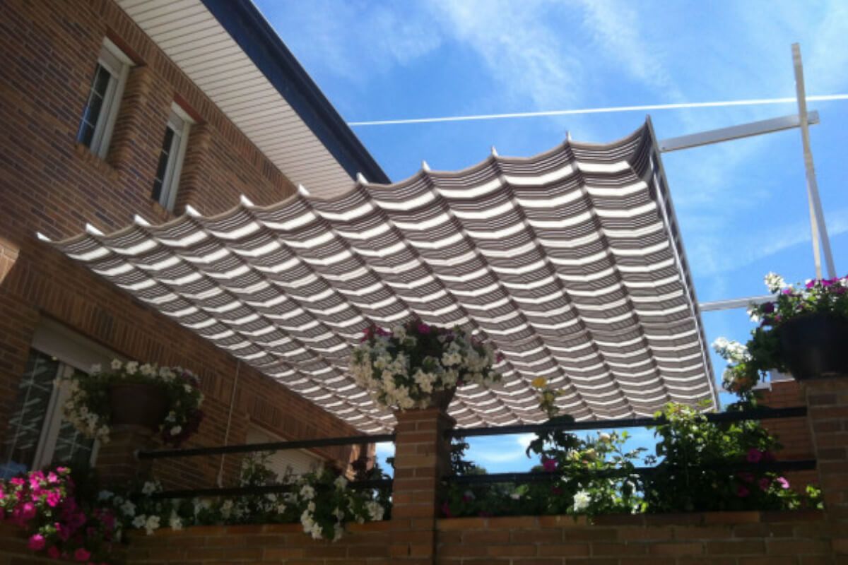 Pérgolas combinadas: toldo, cristal y lamas en un solo sistema