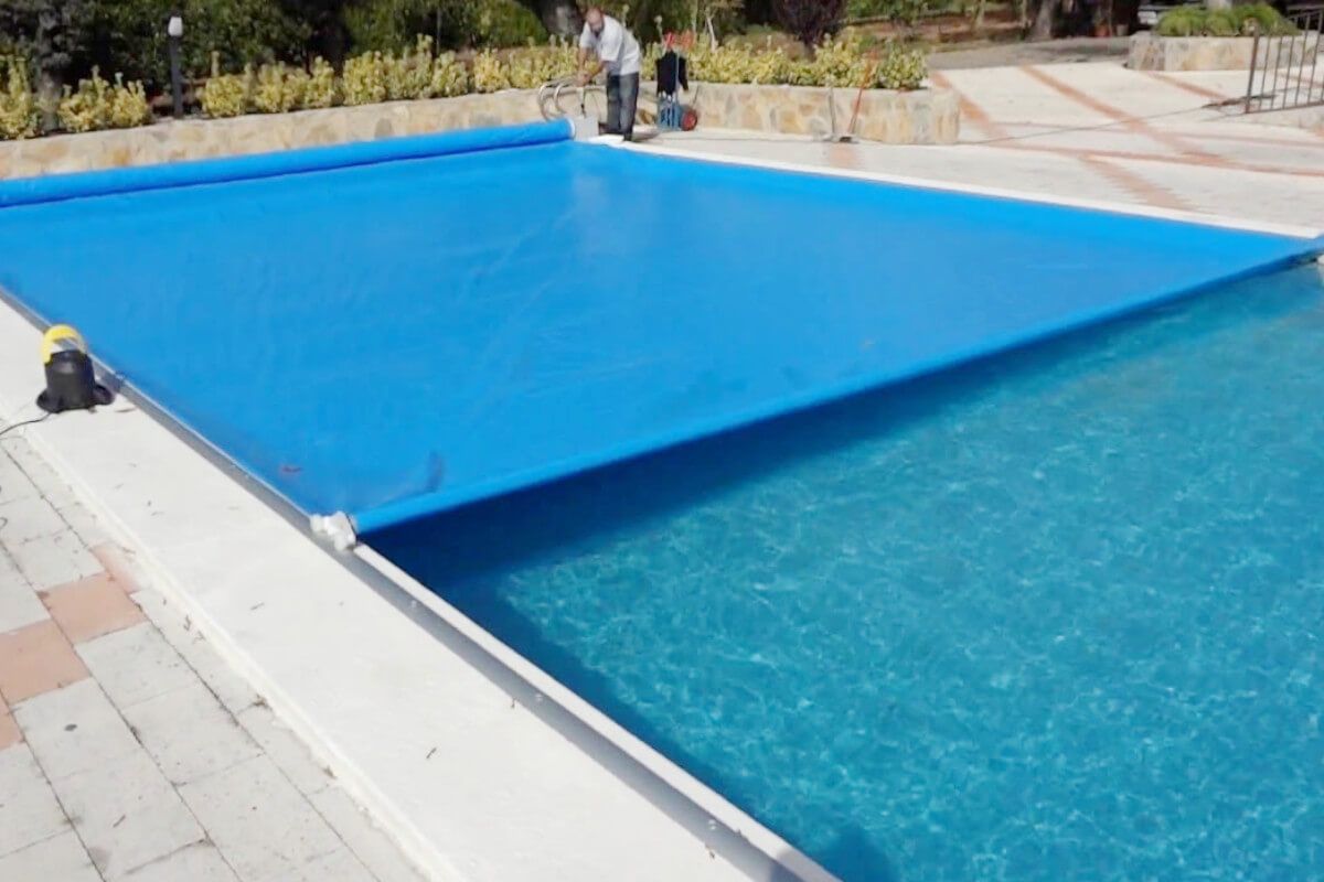 Cubierta de piscina que mantiene la temperatura del agua