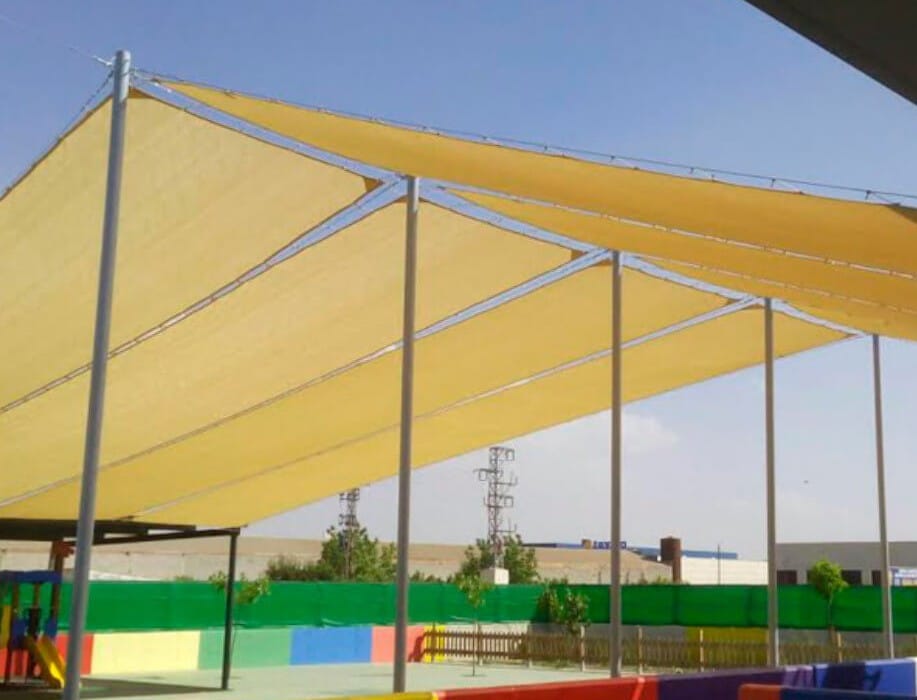 Toldos para colegios: sombra segura en patios escolares