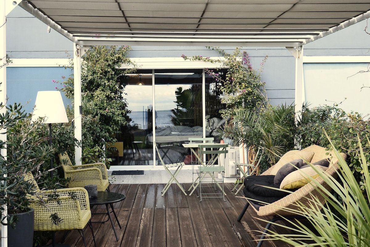Toldos para jardín: sombra y estilo para tu espacio verde