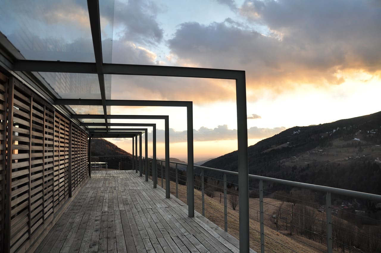 Cómo cubrir la pérgola de tu jardín: opciones y consejos