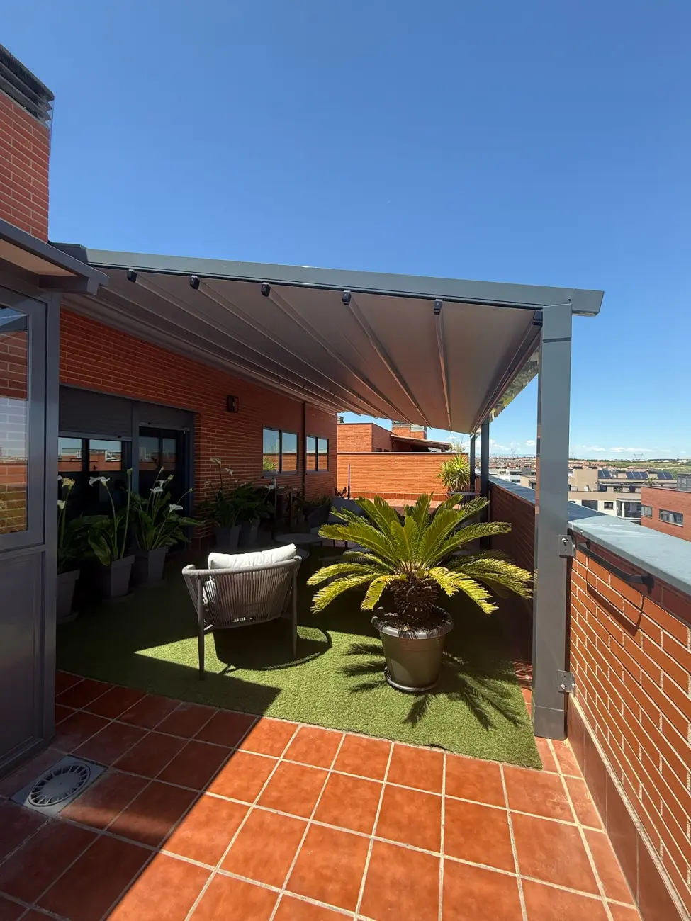 Pérgola de aluminio con lona corredera para terraza cubierta en Madrid