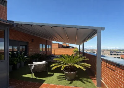Servicio de instalación Pérgola bioclimática de aluminio en ático con vistas panorámicas