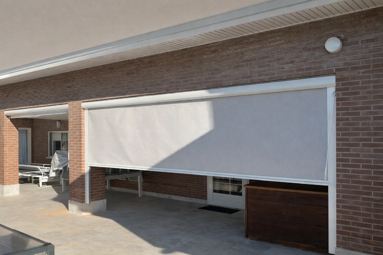 Toldo vertical con cofre para privacidad en un patio de Madrid