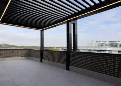 pérgolas bioclimáticas en Madrid instaladas en terraza