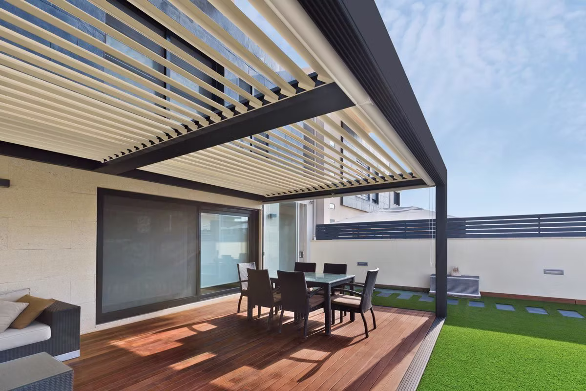 pergola bioclimatica en patio de casa en Madrid