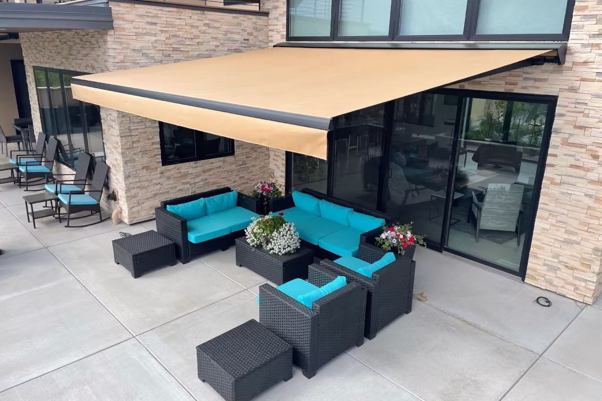 Sombra para tu patio con toldo de brazos extensibles