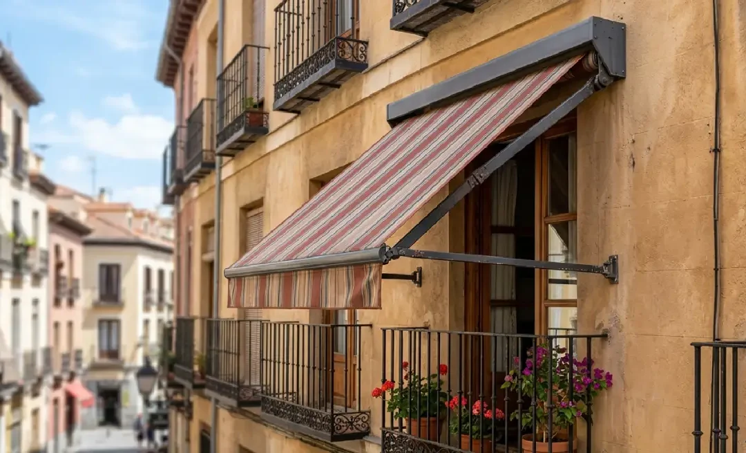 Toldo de punto recto en fachada de edificio en Madrid